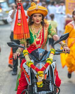 Girgaon Shobha Yatra : मुंबईच्या गिरगावमध्ये शोभायात्रेत महिलांची बुलेटस्वारी!