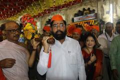 Thane Gudi Padwa:  ठाण्यातील नववर्ष स्वागत यात्रेत मुख्यमंत्री एकनाथ शिंदे सहभागी, मुख्यमंत्र्यांकडून स्वागतयात्रेतील पालखीवर पुष्पवृष्टी