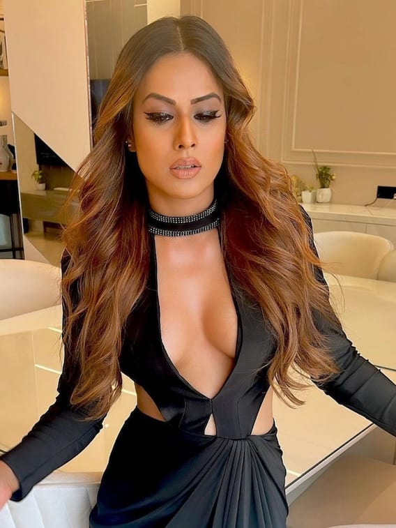 ब्लैक डीपनैक गाउन में निया शर्मा का हसीन लुक