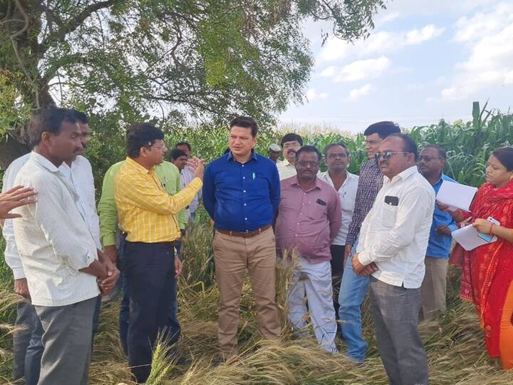शेतकऱ्यांचे मोठ्याप्रमाणावर नुकसान झाल्याने शेतकरी संकटात सापडला आहे. त्यामुळे यावेळी शेतकऱ्यांशी संवाद साधून त्यांना जिल्हाधिकारी आस्तिक कुमार पाण्डेय यांनी धीर दिला.
