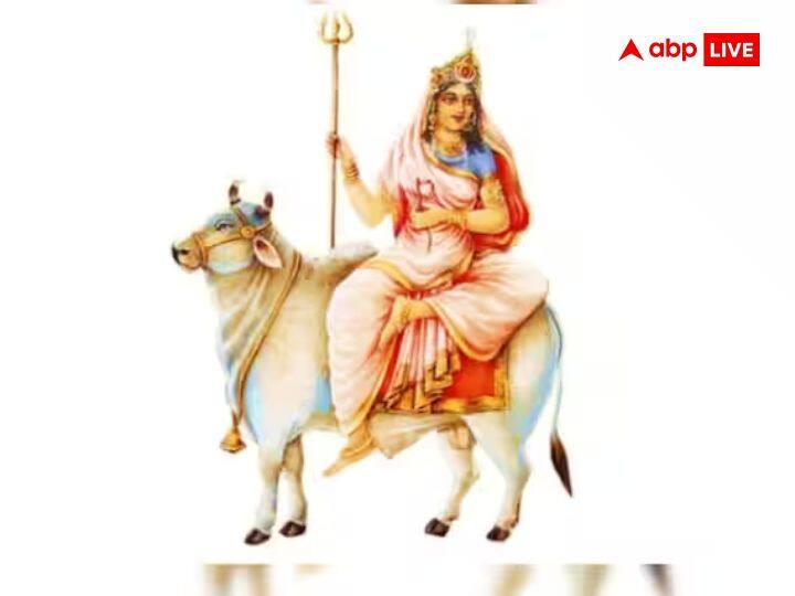 पहला दिन- नवरात्रि के पहले दिन घटस्थापना के साथ मां शैलपुत्री की पूजा होती है इस दिन माता को गाय के घी से बनी मिठाई का भोग लगाना चाहिए. इससे तमाम तरह के रोग खत्म हो जाते हैं.