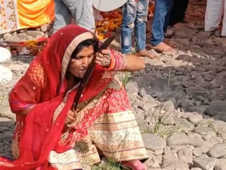 Bhootdi Amavasya 2023: Navghat Khedi Narmada coast devotees female tantriks cut tongues with swords ann Bhootdi Amavasya: महिला तांत्रिकों ने तलवार से काटी जुबान, फिर शुरू हुआ भूत भगाने का खेल!