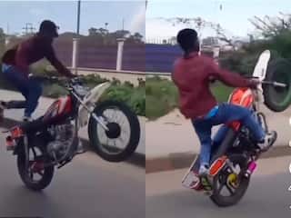 बंदे ने चलती बाइक पर दिखाए खतरनाक स्टंट, लोग बोले- इसके सामने धूम के स्टंट भी फेल हैं...
