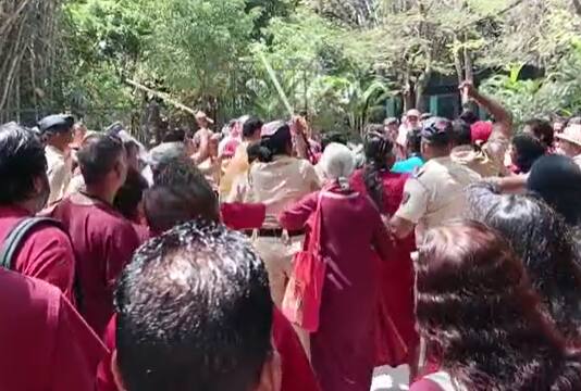 ओशो आश्रम व्यवस्थापनाच्या विरोधाला झुगारून लावत आश्रमात प्रवेश केलेल्या ओशो अनुयायांवर पोलिसांनी लाठीमार करत ताब्यात घेतले.