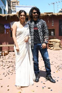 ‘ధరణి’ స్టైల్లో నీళ్లు తాగుతున్న ‘వెన్నెల’ - ముంబైలో ‘దసరా’ టీమ్ హవా!