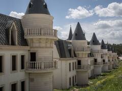 Turkey Burj Al Babas Town: तुर्किए का डिज्नीलैंड जैसा दिखने वाला बुर्ज अल बाबास शहर, जहां नहीं है इंसानों का बसेरा, देखें तस्वीरें