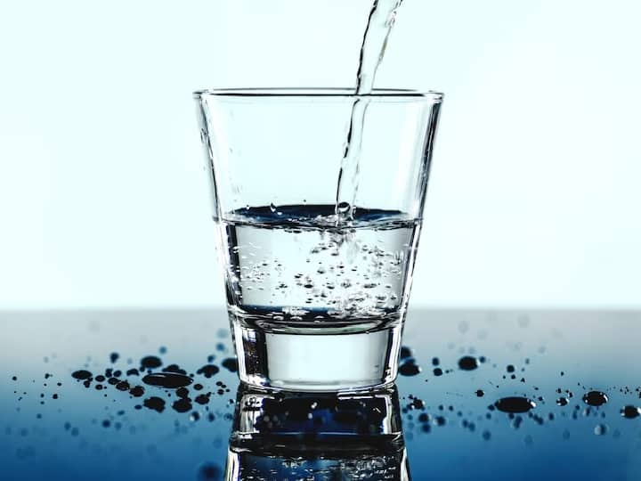 Do you drink water multiple times from the same glass These diseases can be at risk क्या आप एक ही गिलास से कई बार पी लेते हैं पानी? यहां जानें ऐसा करने से किन बीमारियों से पड़ सकता है पाला!