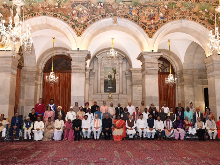 Padma Award In President House: राष्ट्रपति द्रौपदी मुर्मू ने बुधवार (22 मार्च) की शाम को पद्म अवॉर्ड का वितरण किया. इस मौके पर प्रधानमंत्री नरेंद्र मोदी और गृह मंत्री अमित शाह भी मौजूद रहे.