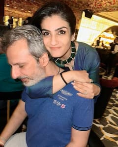 Raveena Tandon Anil Thadani Romantic Photos: रवीना टंडन की दुनिया हैं अनिल थडानी, पति के साथ कोज़ी तस्वीरें वायरल