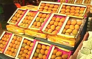 Pune News gudi padwa celebration hapus mango in market yard are you checked rate Maharashtra Pune Mango Price : गुढीपाडव्यानिमित्त आंबा खरेदीसाठी गर्दी; पुण्यात आंब्याचे दर किती?