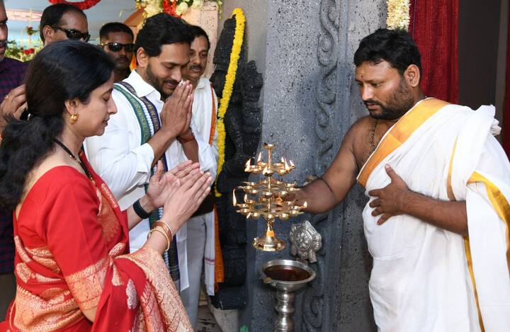 ప్రత్యేక పూజల అనంతరం పంచహరతులను స్వీకరిస్తున్న సీఎం జగన్