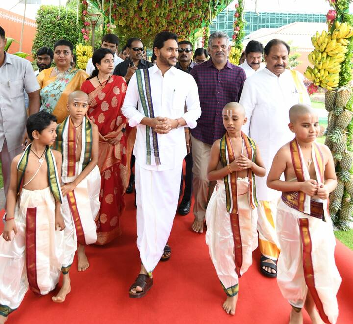 ఉగాది వేడుకల్లో పాల్గోనేందుకు వేద విద్యార్దులతో కలసి వస్తున్న జగన్