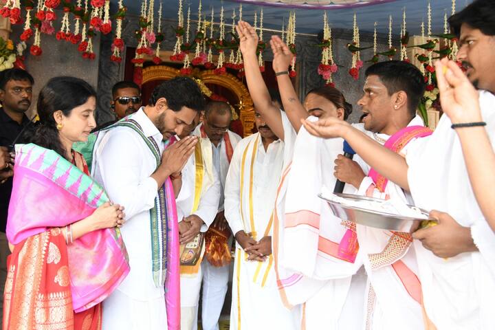 సీఎం జగన్ దంపతులకు వేదపండితుల ఆశీర్వాదం