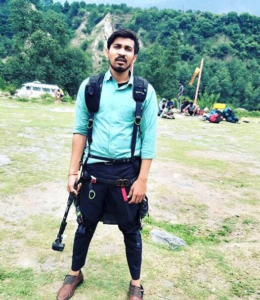 विपिन साहू - ‘लैंड करा दे भाई’ वाले विपिन साहू का नाम तो शायद सभी को याद होगा. जिन्होंने अपनी पहली पैराग्लाइडिंग का वीडियो सोशल मीडिया पर शेयर किया था. लेकिन तब उन्हें नहीं पता था कि उनका ये डरावना अनुभव लोगों को हंसा-हंसाकर लोट-पोट कर देगा. वीडियो वायरल होने के बाद विपिन एमटीवी रोडीज के कंटेस्टेंट भी बने थे. लेकिन इन दिनों उन्हें खास फेम नहीं मिल रहा है.