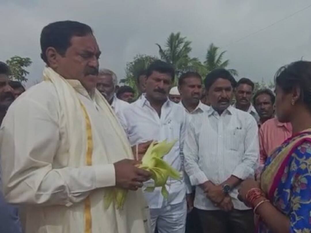 Crop Damage Minister Errabelli Said Farmers Who Have Lost Due To Untimely Rains Will Be Supported Minister Errabelli: రైతులను ఆదుకుంటాం, సర్వే రిపోర్టు రాగానే పరిహారం: మంత్రి ఎర్రబెల్లి
