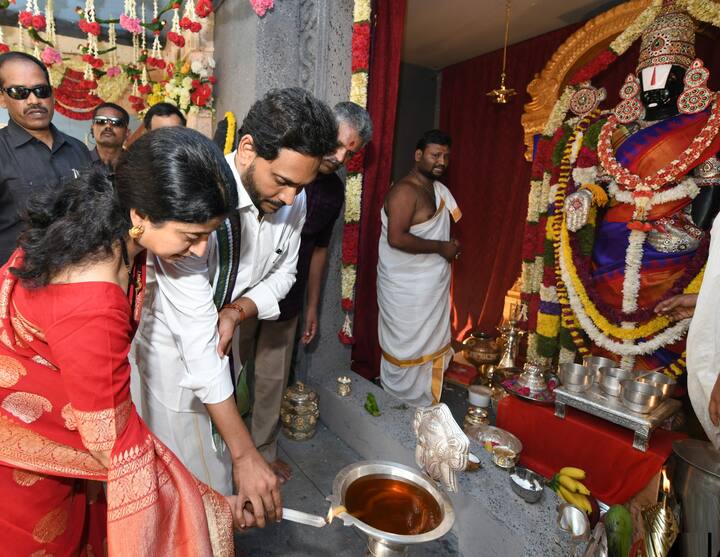 ఉగాది వేడుకల ప్రారంభం సందర్బంగా జ్యోతి ప్రజ్వలన చేస్తున్న సీఎం దంపతులు