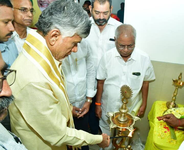 ఉగాది వేడుకలు ప్రారంభం సందర్బంగా జ్యోతి ప్రజ్వలన చేస్తున్న మాజీ సీఎం చంద్రబాబు