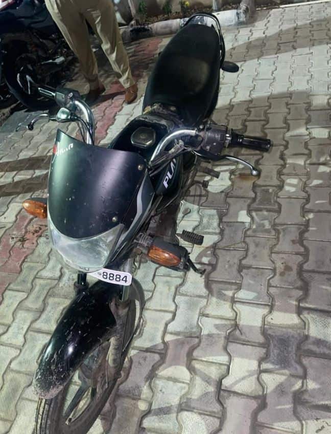 The motorcycle on which Waris Punjab De chief Amritpal Singh fled has been recovered by police: Jalandhar SSP Swarnadeep Singh Amritpal Singh Arrest Operation: અમૃતપાલ સિંહ જે બાઇક પર ભાગ્યો હતો તે બિનવાસી હાલતમાં મળ્યુઃ પંજાબ પોલીસ