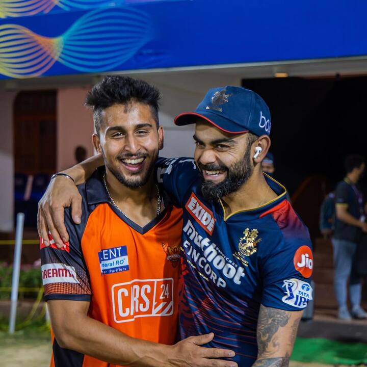 उमरान ने आगे बताया, “मैं विराट भाई को बॉल डाल रहा था. मैंने 2-3 अच्छी बॉल डालीं, तब माही भाई ने मुझसे कहा कि अच्छा डाल रहा है. जैसा डालता है, डालता रहे. फिर उन्होंने 5-6 लगातार मुझसे बात की. जब माही भाई मुझसे बात कर रहे थे, तो मेरे अंदर भी बूस्ट आ गया था. इतना बड़ा लीजेंड मुझसे बात कर रहा है.”