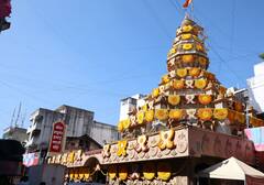 दगडूशेठ गणपती मंदिराला गुढी पाडव्यानिमित्त फुलांची भव्य आरास!