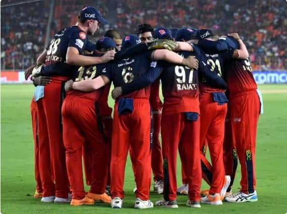 RCB: ਰਾਇਲ ਚੈਲੰਜਰਜ਼ ਬੰਗਲੌਰ ਦੀ ਟੀਮ IPL 2023 ਵਿੱਚ ਸਭ ਤੋਂ ਸੰਤੁਲਿਤ ਹੈ। ਆਰਸੀਬੀ ਕੋਲ ਦੁਨੀਆ ਦੇ ਸਭ ਤੋਂ ਵਧੀਆ ਬੱਲੇਬਾਜ਼ ਤੇ ਗੇਂਦਬਾਜ਼ ਹਨ। ਆਰਸੀਬੀ ਦੇ ਇਸ ਸੀਜ਼ਨ ਵਿੱਚ ਚੈਂਪੀਅਨ ਬਣਨ ਦੀ ਸਭ ਤੋਂ ਵੱਧ ਸੰਭਾਵਨਾ ਹੈ।