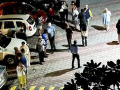 Earthquake: भूकंप के झटकों के बाद लोगों में दहशत, सड़कों पर उमड़ा हुजूम, कई जगह फैली अफवाह, देखें तस्वीरें