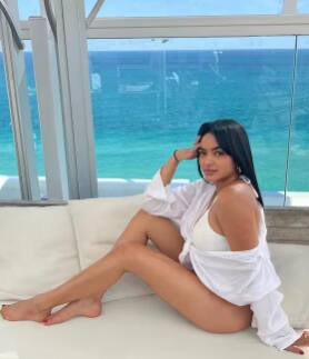 ਆਂਦਰੇ ਰਸੇਲ ਦੀ ਨਿੱਜੀ ਜ਼ਿੰਦਗੀ ਦੀ ਗੱਲ ਕਰੀਏ ਤਾਂ ਉਨ੍ਹਾਂ ਦੀ ਪਤਨੀ ਦਾ ਨਾਂ ਜੈਸਿਮ ਲੌਰਾ ਹੈ, ਜੋ ਸੋਸ਼ਲ ਮੀਡੀਆ ਦੀ ਕਵੀਨ ਵਜੋਂ ਜਾਣੀ ਜਾਂਦੀ ਹੈ। ਜਸੀਮ ਦੇ ਇੰਸਟਾਗ੍ਰਾਮ 'ਤੇ ਫਾਲੋਅਰਜ਼ ਦੀ ਗਿਣਤੀ 3.7 ਲੱਖ ਦੇ ਕਰੀਬ ਹੈ।