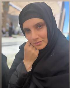 Sania Mirza Performs Umrah: बुर्के में दिखीं सानिया मिर्जा, रमजान से पहले परिवार संग पहुंचीं मदीना, देखें तस्वीरें