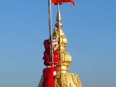 Shirdi Gudi Padwa:  शिर्डीतील साईबाबा मंदिरावर गुढीची उभारणी, साईबाबांना परिधान करण्यात आली साखरेच्या गाठीची माळ