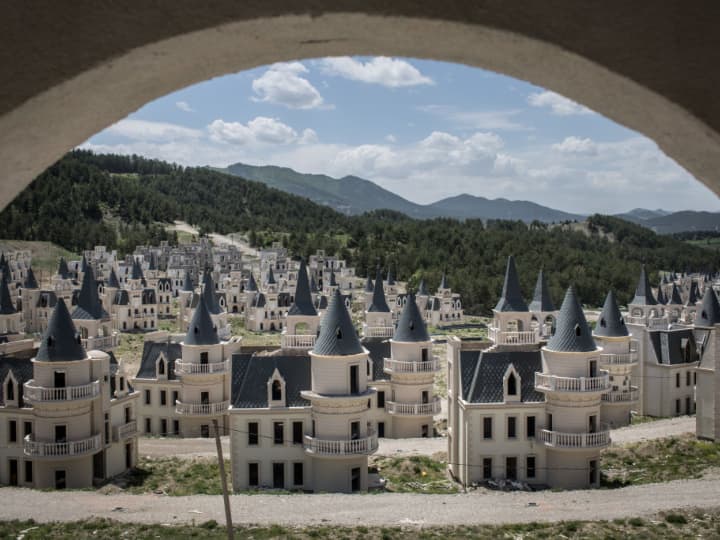 Turkey Ghost Town: तुर्किए में हाल ही में भूकंप आया है. इसमें अच्छा खासा शहर बर्बाद हो गया और विरान सा लगने लगा है. वहीं एक शहर भूकंप से नहीं बल्कि पैसों की तंगी के वजह से खत्म हो गया है.