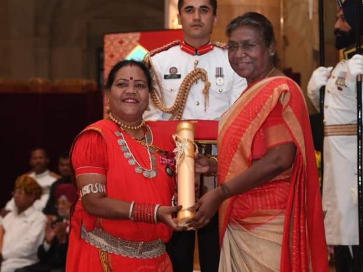 Pandwani vocalist Usha Barle likewise got a Padma Award during the presentation ceremony on Wednesday. Usha Barle has recived training in Pandwani from prestigious Pandwani vocalist and Padma Vibhushan Teejanbai. She has performed Pandwani in London and New York, as well as in other Indian states. Additionally, she has won the Girodhpuri Tapobhoomi gold medal six times.