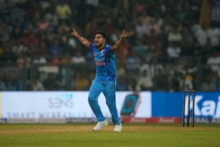 आईपीएल 2022 में चमकने के बाद उमरान मलिक ने अपना अंतर्राष्ट्रीय डेब्यू किया था. आईपीएल 2022 में उन्होंने 14 मैचों में शानदार प्रदर्शन कर 22 विकेट चटकाए थे. इसके बाद उमरान ने आयरलैंड के खिलाफ अपना इंटरनेशनल डेब्यू मैच खेला था.