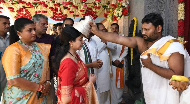 సీఎం సతీమణి భారతికి వేదపండితుల ఆశీర్వాదం