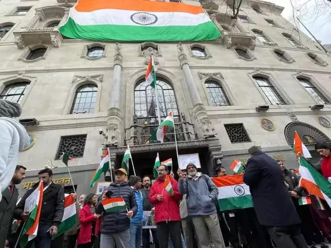 लंदन में लहराया तिरंगा: खालिस्तानियों के हमले के बाद सड़कों पर भारतीयों ने यूं कराया एकजुटता का अहसास, गूंजा 'जय हो' लंदन में लहराया तिरंगा: खालिस्तानियों के हमले के बाद सड़कों पर भारतीयों ने यूं कराया एकजुटता का अहसास, गूंजा 'जय हो'