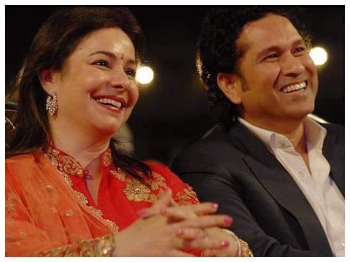 क्रिकेट इतिहास में सबसे ज्यादा रन बनाने वाले, सबसे ज्यादा शतक बनाने वाले और क्रिकेट जगत के भगवान कहे जाने वाले सचिन तेंदुलकर की लव स्टोरी भी काफी स्पेशल है. सचिन ने अंजलि को एयरपोर्ट पर सिर्फ एक नजर देखा और अपना दिल दे बैठे. क्या आप इस बेहतरीन प्रेम कहानी के बारे में जानते हैं? अगर नहीं, जानते तो आइए हम आपको बताते हैं. (इमेज क्रेडिट - एएनआई, ट्विटर, सचिन तेंदुलकर, विनोद कांबली)