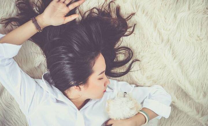 কিন্তু স্বাভাবিক যাপনের জন্য পর্যাপ্ত ঘুম যেমন জরুরি, তেমনই কোন ভঙ্গিতে ঘুমাচ্ছেন তা-ও সমান গুরুত্বপূর্ণ। বাড়ি ঢুকে বিছানায় পড়ে গেলেই হবে না, তাতে বরং নানা সমস্যা দেখা দিতে পারে।