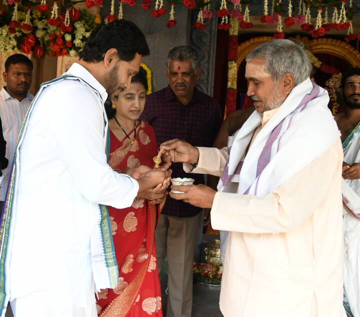 ఉగాది పచ్చడిని స్వీకరిస్తున్న సీఎం జగన్