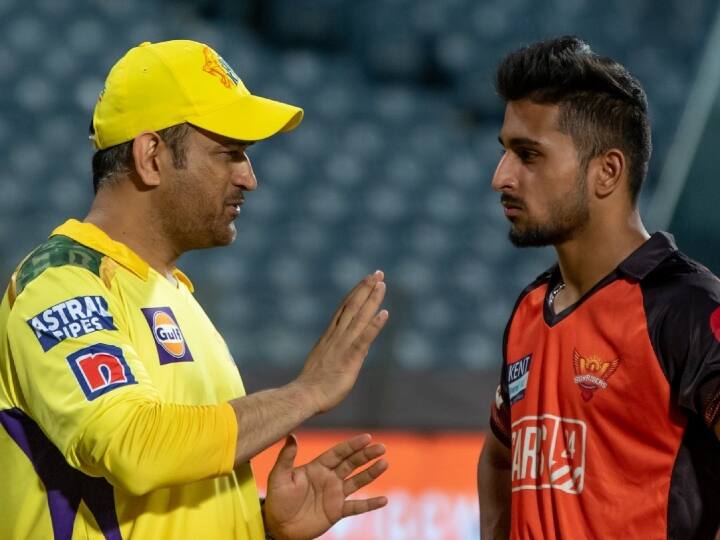 Umran Malik's 1st Meet With MS Dhoni: पूर्व भारतीय कप्तान महेंद्र सिंह धोनी पहली बार में ही उमरान मलिक की तेज़ तर्रार गेंदबाज़ी पर फिदा हो गए थे.