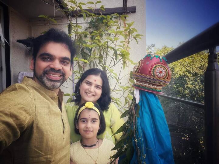 राहुल देशपांडे यांनी कुटुंबियांसोबत गुढीपाडवा साजरा केला आहे. गुढीसोबतचा फोटो शेअर करत त्यांनी लिहिलं आहे,