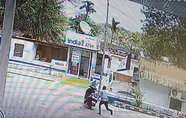 Scooty entered the atm in petrol pump dantewada viral video કિક મારતા જ બેકાબૂ બની સ્કૂટી, કાચ તોડી ATMની અંદર ઘૂસી, Video વાયરલ