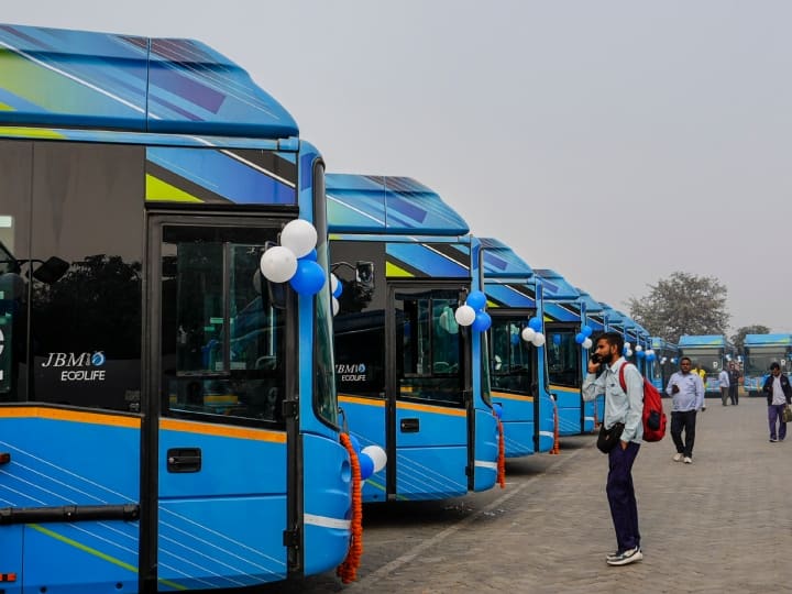 Mohalla Bus In Delhi fare route facilities Will Run In Which area ANN Mohalla Bus In Delhi: घर से मेट्रो तक का सफर आसान बनाएगी मोहल्ला बस, किराए से जुड़ी सामने आई ये जानकारी