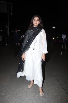 व्हाइट सूट पर ब्लैक दुपट्टा लिए Keerthy Suresh एयरपोर्ट पर हुईं स्पॉट, एक्ट्रेस की सादगी पर मर मिटे फैंस