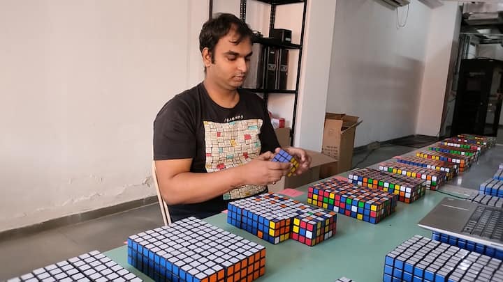 शिर्डी मधील साइतिर्थ पार्क याठिकाणी 1212 रुबिक क्यूबचा वापर करून 4 दिवसात साईबाबांची अप्रतिम साई प्रतिमा साकारण्यात आलीये..