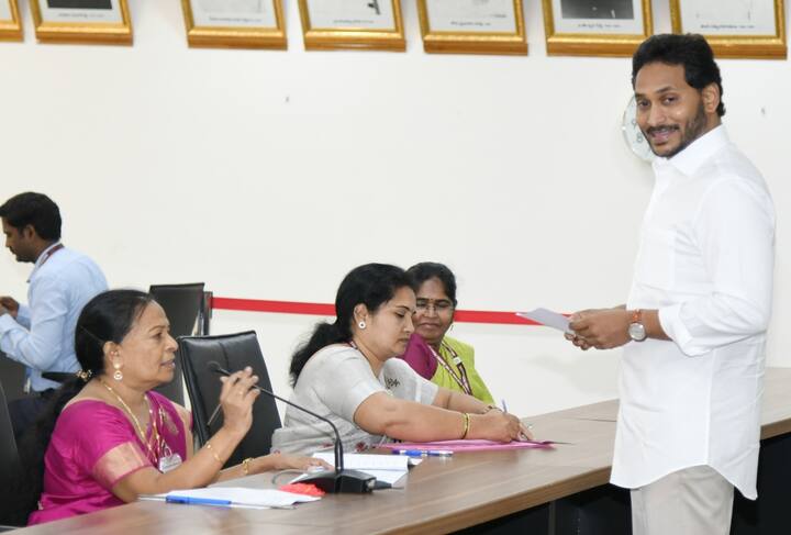 సీఎం జగన్ తొలుత ఓటు వేయడంతో ప్రారంభమైన ఎన్నికల ప్రక్రియ