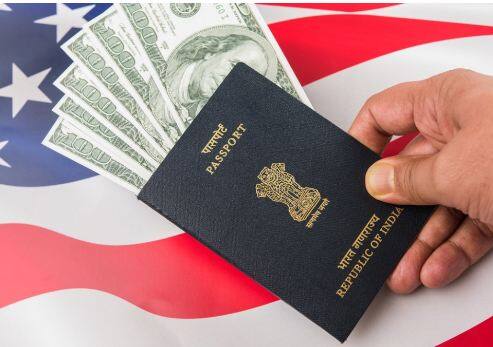USCIS ਕਹਿੰਦਾ ਹੈ ਕਿ ਕੋਈ ਵੀ ਨਵਾਂ ਰੁਜ਼ਗਾਰ ਸ਼ੁਰੂ ਹੋਣ ਤੋਂ ਪਹਿਲਾਂ, B-1 ਜਾਂ B-2 ਤੋਂ ਰੁਜ਼ਗਾਰ-ਅਧਿਕਾਰਤ ਦਰਜੇ ਨੂੰ ਬਦਲਣ ਲਈ ਇੱਕ ਪਟੀਸ਼ਨ ਅਤੇ ਬੇਨਤੀ ਨੂੰ ਮਨਜ਼ੂਰੀ ਦੇਣੀ ਚਾਹੀਦੀ ਹੈ, ਅਤੇ ਨਵੀਂ ਸਥਿਤੀ ਲਾਗੂ ਹੋਣੀ ਚਾਹੀਦੀ ਹੈ। ਦੂਜੇ ਪਾਸੇ ਜੇਕਰ ਵੀਜ਼ਾ ਸਟੇਟਸ ਨਹੀਂ ਬਦਲਿਆ ਜਾਂਦਾ ਜਾਂ ਬਦਲਾਅ ਤੋਂ ਇਨਕਾਰ ਕੀਤਾ ਜਾਂਦਾ ਹੈ ਤਾਂ ਅਜਿਹੇ ਲੋਕਾਂ ਨੂੰ ਨੌਕਰੀ ਛੱਡਣੀ ਪਵੇਗੀ।