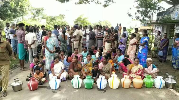 Perambalur news People are blocking the road with empty huts demanding drinking water TNN பெரம்பலூர்: குடிநீர் கேட்டு காலிக்குடங்களுடன் பொதுமக்கள் சாலை மறியல் போராட்டம்