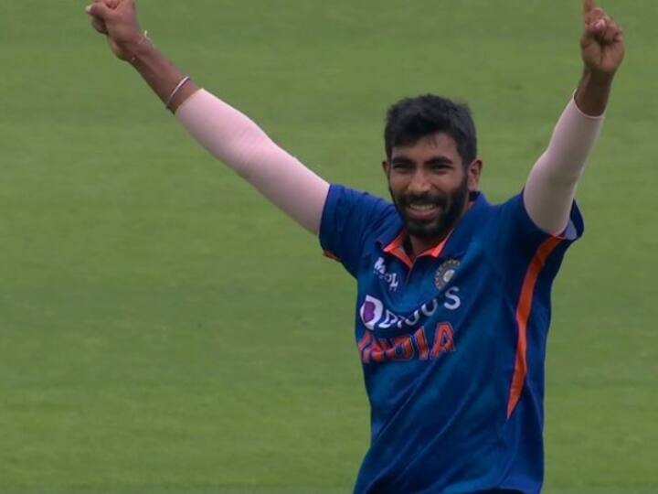 भारत के दिग्गज तेज गेंदबाज जसप्रीत बुमराह इन दिनों चोट के कारण टीम इंडिया से बाहर चल रहे हैं. हालांकि वह भी वनडे में गोल्डक डक की हैट्रिक का शिकार हो चुके हैं.  उनके साथ यह वाक्या 2017-18 में हुआ था.