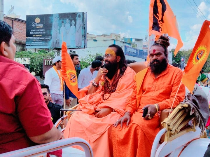 सभी जोश से जय श्री राम के नारे लगाते हुए उदयपुर की सड़कों को निकले. माना जा रहा है कि करीब 70 हजार लोग इस शोभायात्रा में शामिल हुए.