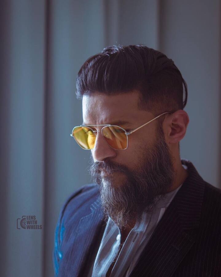 இப்பாடல்களை பாடிய விஜய் யேசுதாஸிற்கு இன்று பிறந்தநாள்.