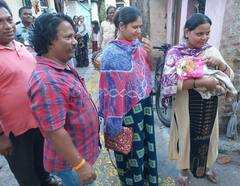 Pune news : तीन पिढ्यानंतर घरात झाला मुलीचा जन्म; वाजत-गाजत केलं लेकीचं स्वागत